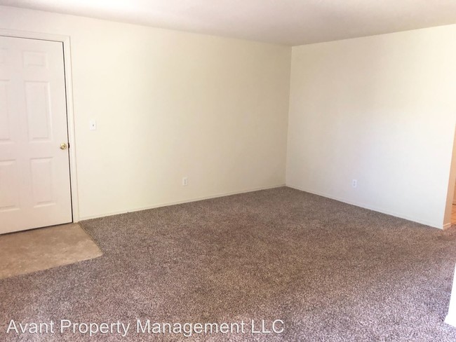 Building Photo - 2 br, 1 bath Apartment - 16301 NE Russell St