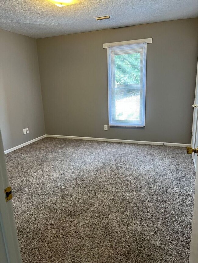 Building Photo - OakRidge, Kannapolis NC, 2br 1.5ba garden ...