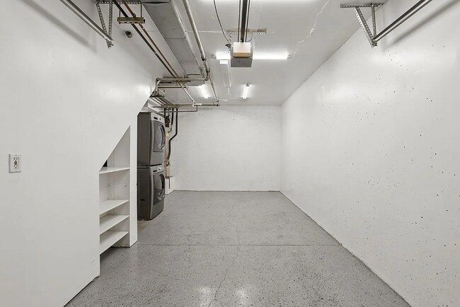 Building Photo - Loft Style Townhome w/no unit above or bel...
