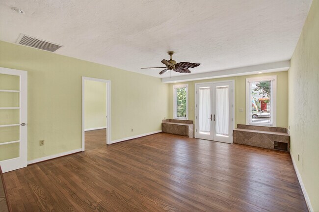 Building Photo - 817 N Palmway