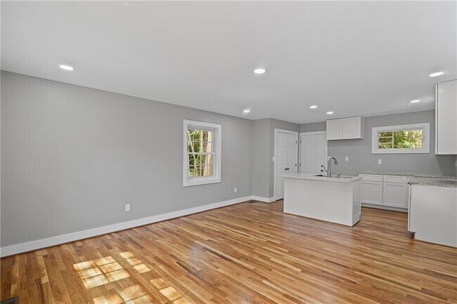 Building Photo - 2889 Macon Dr SE