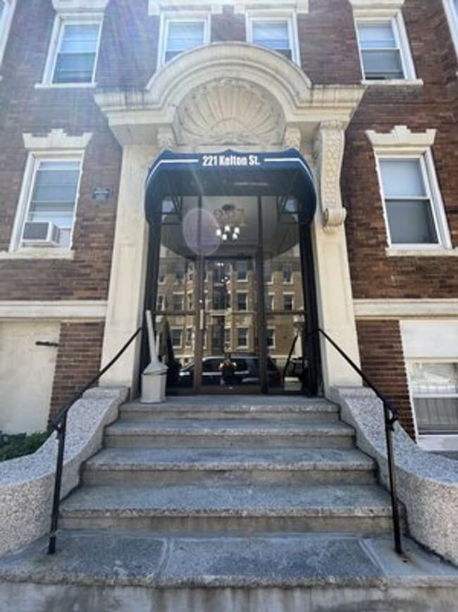 Building Photo - 221 Kelton St