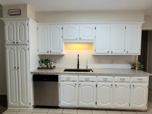 Foto del edificio - 504 Brookhollow Dr