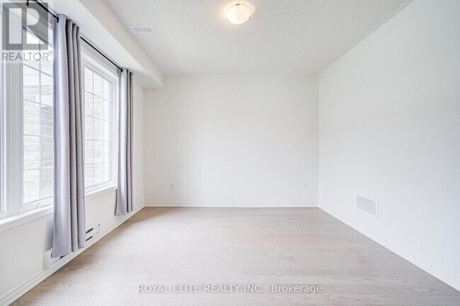 Photo du bâtiment - 1374 William Halton Pkwy