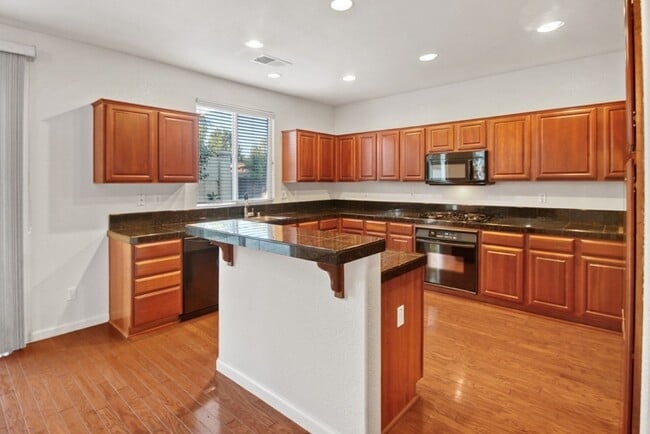 Building Photo - Wonderful 4 bedroom on court