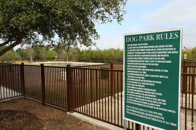 https://images1.apartments.com/i2/eyoBDmHNiywHc1XAFpn6UeWUF5-daSdPDkJ3rzDcXL8/117/boulder-creek-apartments-san-antonio-tx-dog-park.jpg