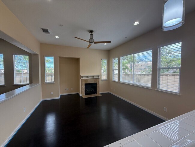 Foto del edificio - Elegant Scripps Ranch Home with 2 Car Garage!