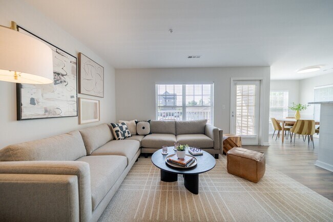 Amplia sala de estar en The Residences at Stevens Pond en Saugus, MA 01906 - The Residences at Stevens Pond