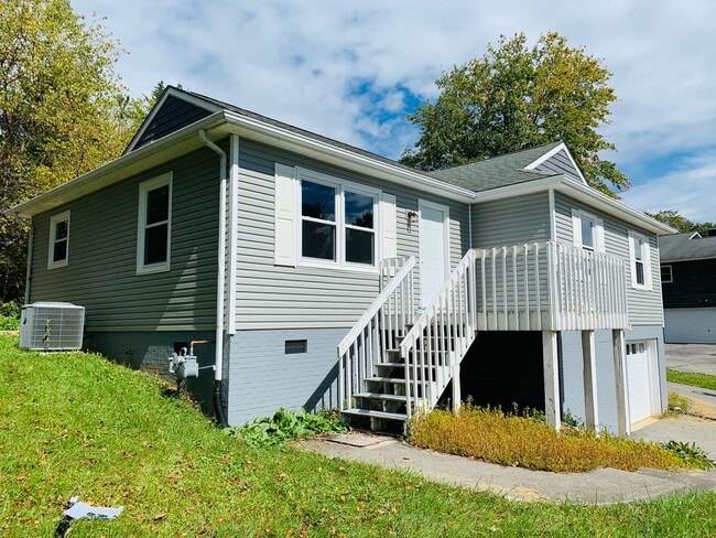Building Photo - 4 Bedroom, 3 Bath House with 1 Car Garage