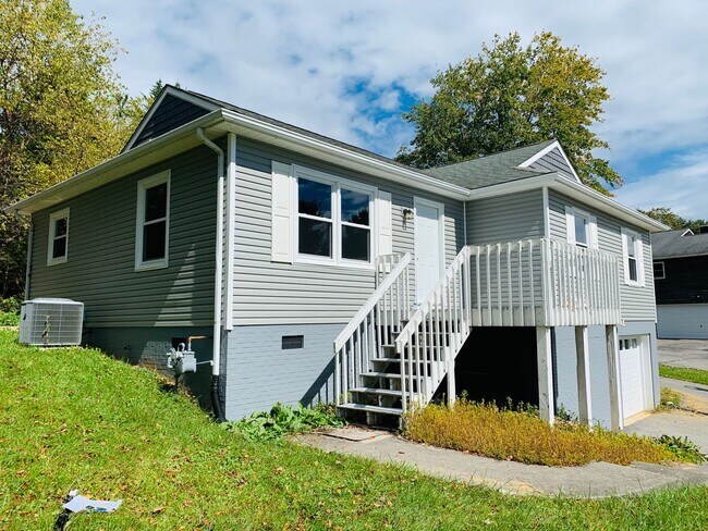 Foto del edificio - 4 Bedroom, 3 Bath House with 1 Car Garage