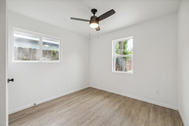 Building Photo - 306-40th 1/2 E 40th 1/2 St