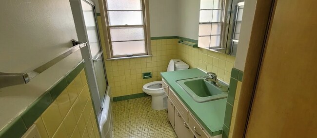 Foto del edificio - 2612 Warrensville Center Rd