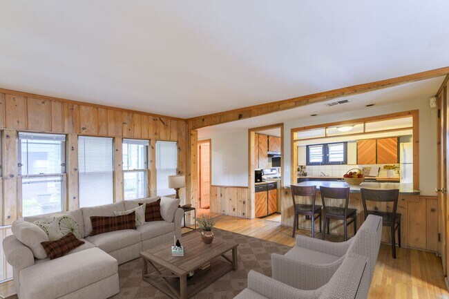 Foto del edificio - Adorable 2BR Carriage House Minutes from Downtown Mpls!