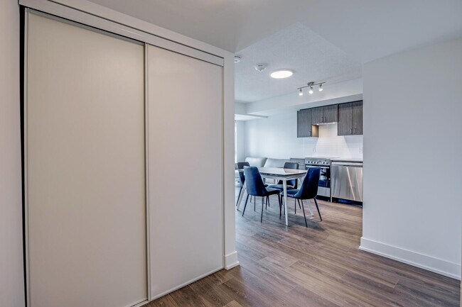 Photo du bâtiment - One Plus Den Furnished unit