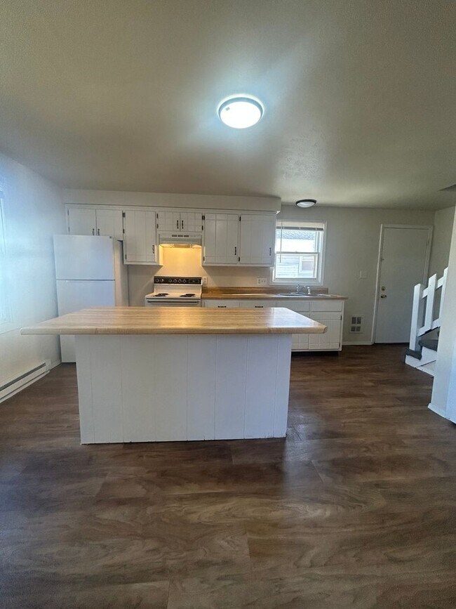 Building Photo - 804 7th St - Duplex