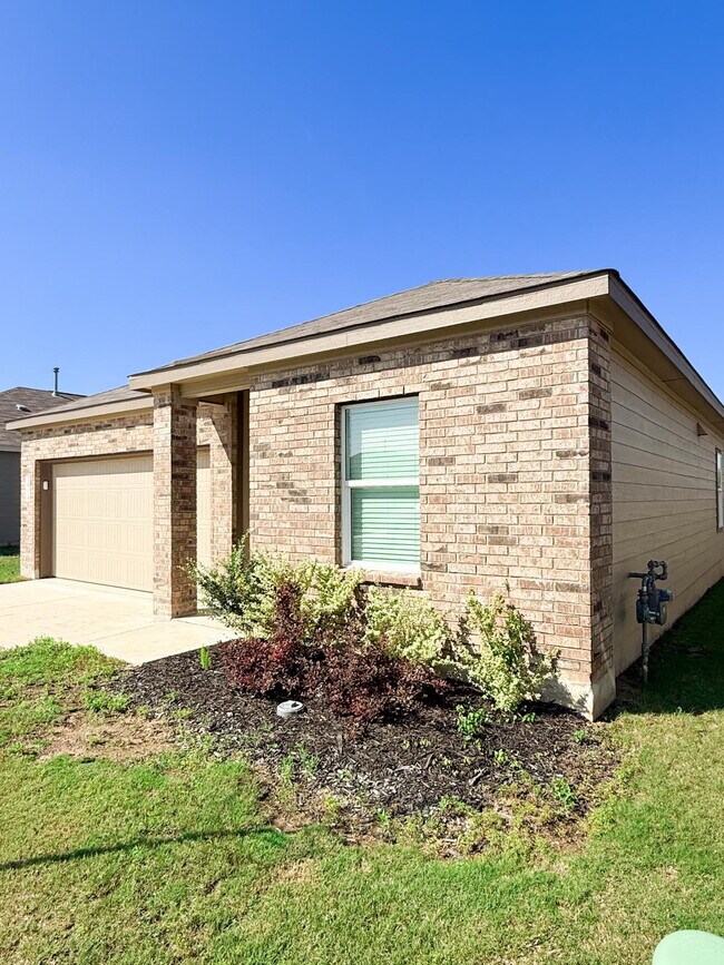 Foto del edificio - Charming 3-Bedroom Sanctuary with 2 Full Baths Near Lackland Air Force Base – 1469 Sq Ft of Comfo...