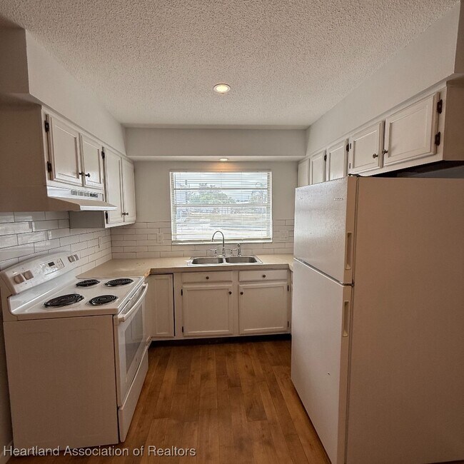 Foto del edificio - 317 E Main St