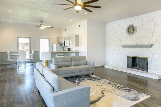 Interior Photo - Aspen Place