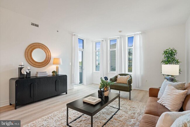 Foto del edificio - 8220 Crestwood Heights Dr