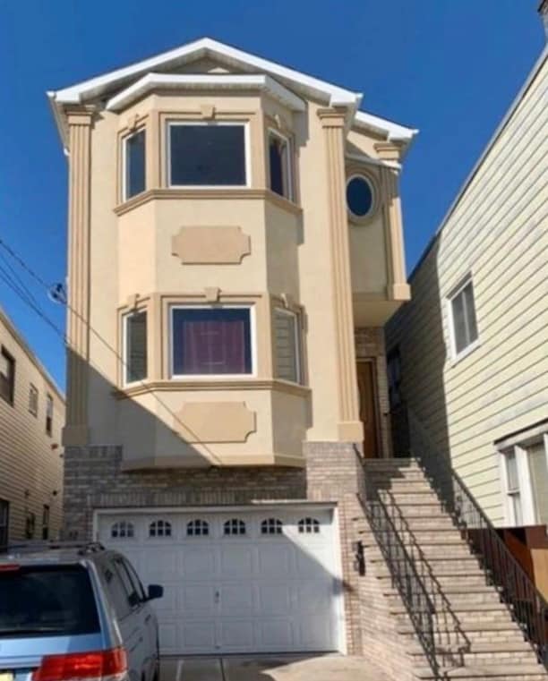 Building Photo - 324 Sussex St