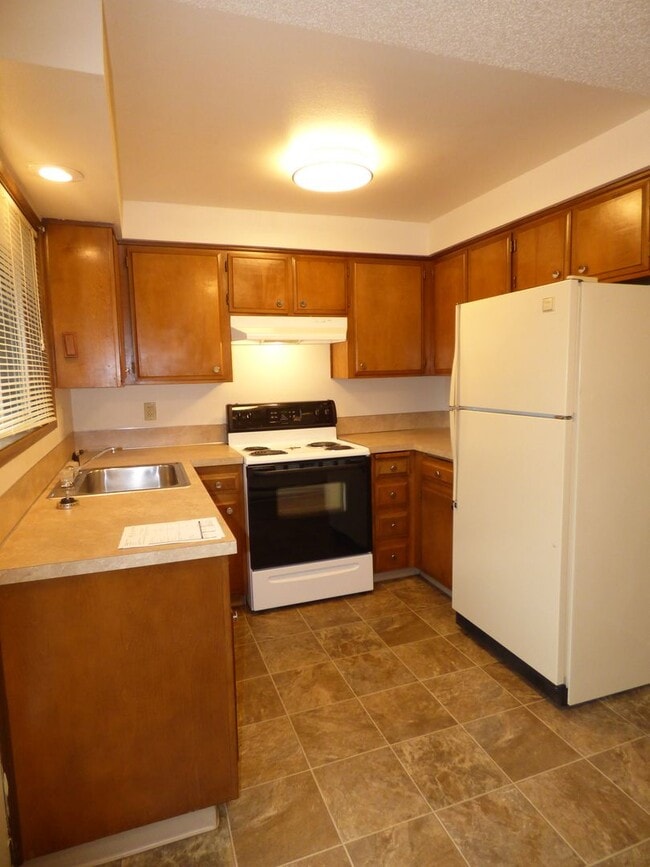 Building Photo - Rent Special: 1/2 Off June's Rent!! 2-bedroom Single Level Apartment