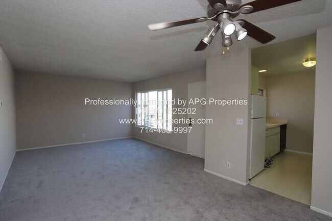 Building Photo - Upstairs 2 bedroom / 1 bathroom condo in A...