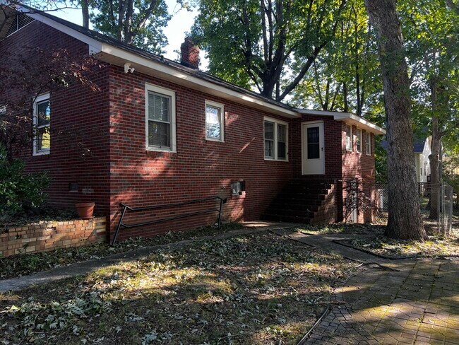 Building Photo - 851 Fairway Dr