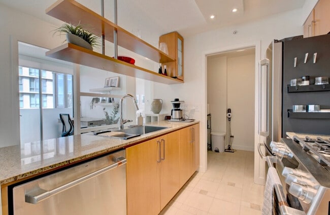 Building Photo - 1408 Strathmore Mews