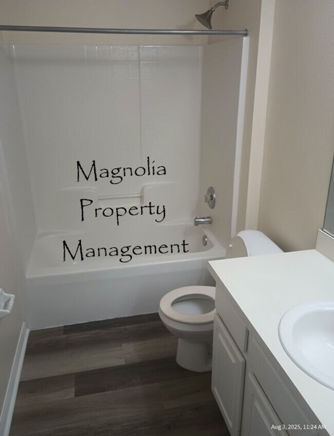 Building Photo - 4 Bedroom 2 Bathroom Home