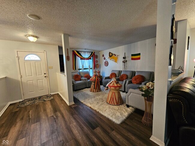 Building Photo - 10633 Cyrus Dr