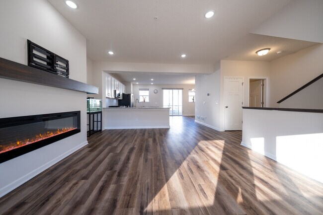 Building Photo - 858 Roselyn Dr