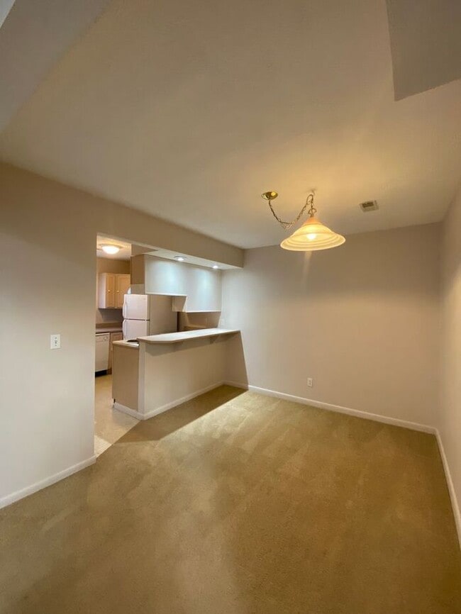 Building Photo - 2 Bedroom Town Home on the South Side - *P...