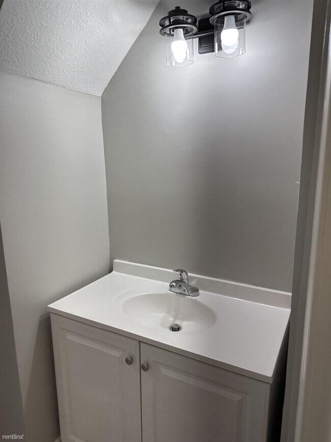 Building Photo - 2 br, 1.5 bath House - 319 East 4th Street