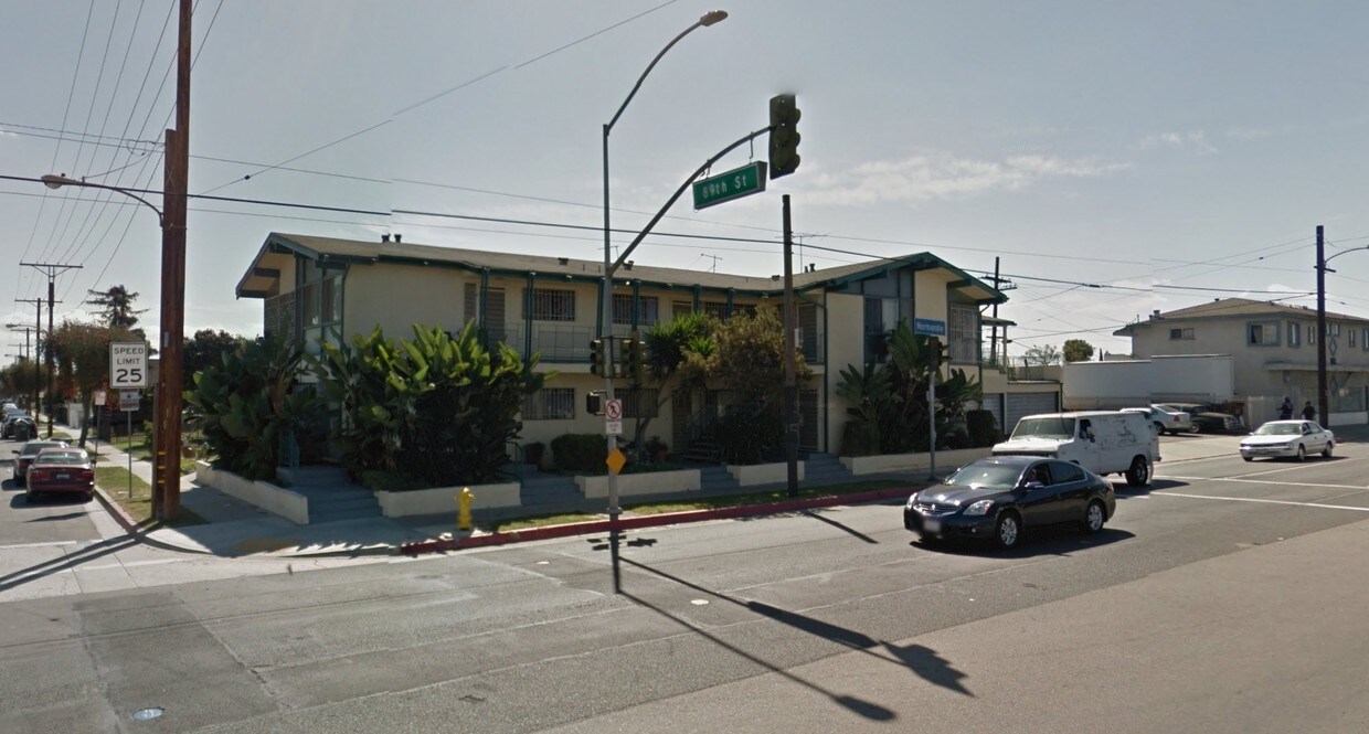 Foto principal - 8910 S Normandie Ave