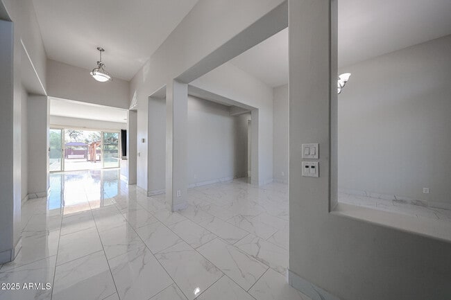 Building Photo - 6327 E Dixileta Dr