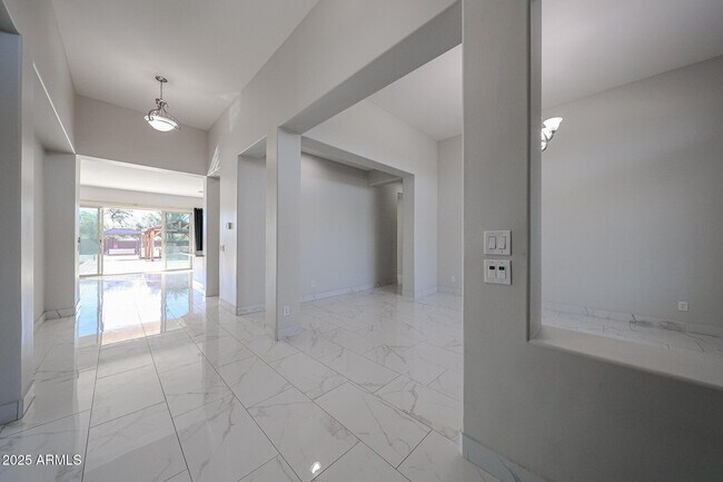 Foto del edificio - 6327 E Dixileta Dr