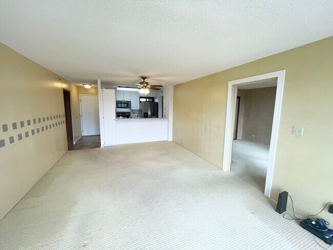 Building Photo - Rarely available 2 bedroom, 2 bathroom uni...