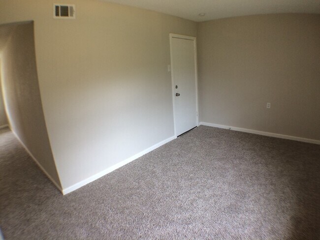 Foto del edificio - Quaint 3 Bed 1 Bath Home w Lush Landscaping!
