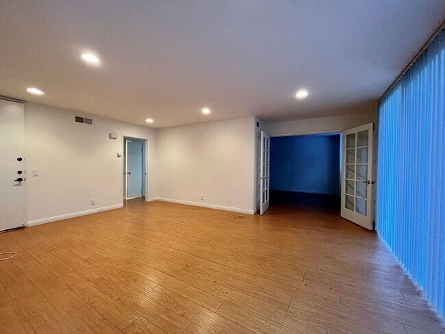 Foto del edificio - Charming, Light and Bright Wilshire Selby East with a spacious floor plan