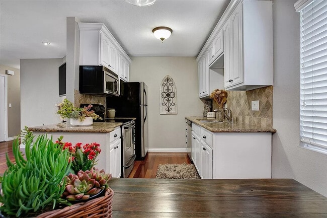 Building Photo - 2319 Curlew St