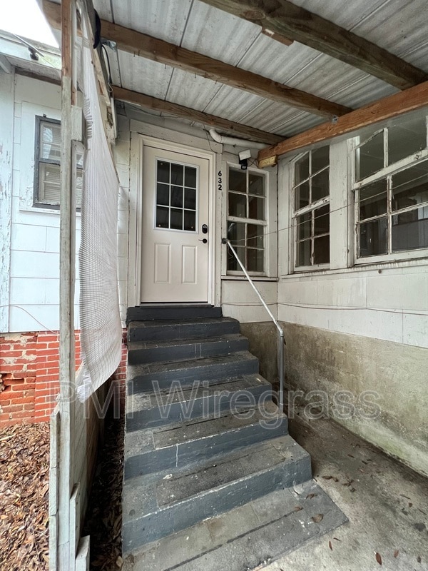 Building Photo - 632 E College St