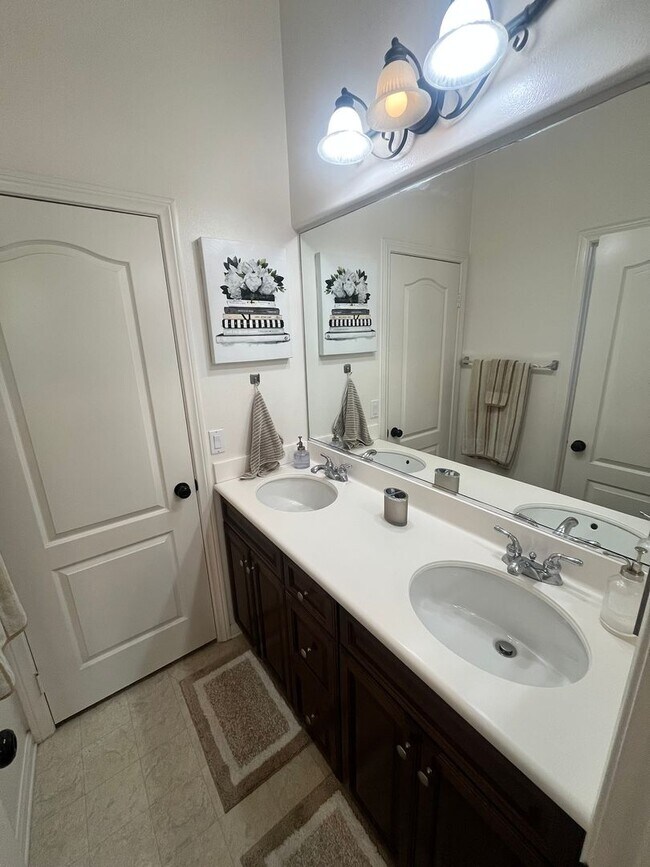 Building Photo - Fully?Furnished 4?Bed?|?3?Bath Pool Home i...