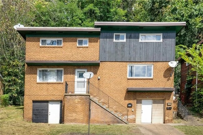 Building Photo - 2703 Woodstock Ave