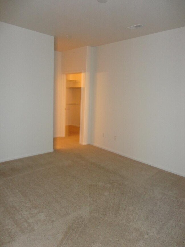 Building Photo - Beautiful 2BR/2BA Condo in Parkfield Lake!...