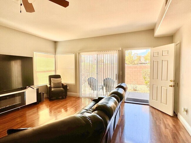 Foto del edificio - Charming 2BR Townhome in Las Vegas