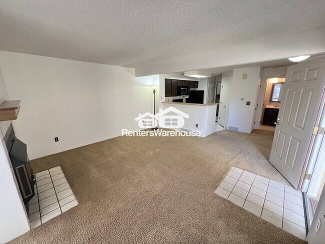 Foto del edificio - Elegant 2-bedroom 1-bathroom Single Story Townhome-NEW Carpet