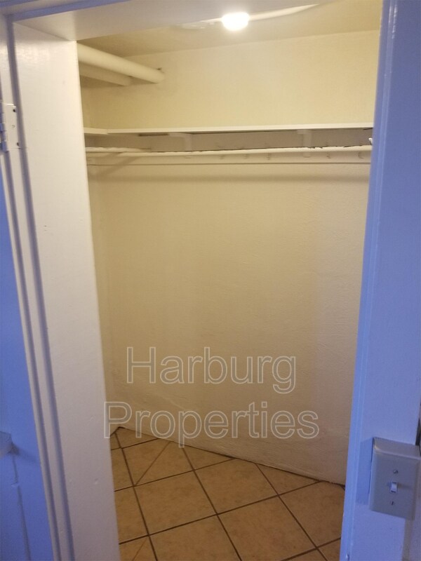 Building Photo - 1005 11th St