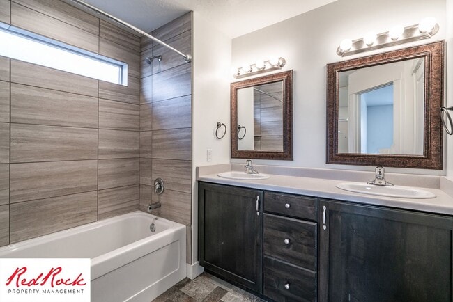 Building Photo - Gorgeous 4 Bedroom Desert Bluff Townhome!