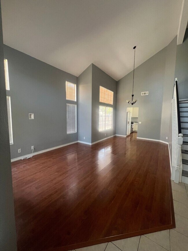 Building Photo - Welcome Home in the Desirable Orangecrest Community!