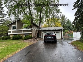 Building Photo - 9950 Buckingham Dr